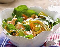 Salada fria de massa com salmão