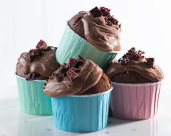 Cupcakes de chocolate e mirtilos com creme de avelã