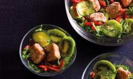 Salada morna de salmão e kiwi