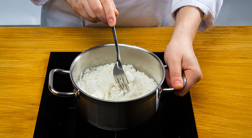 Como cozer arroz: mexa com garfo