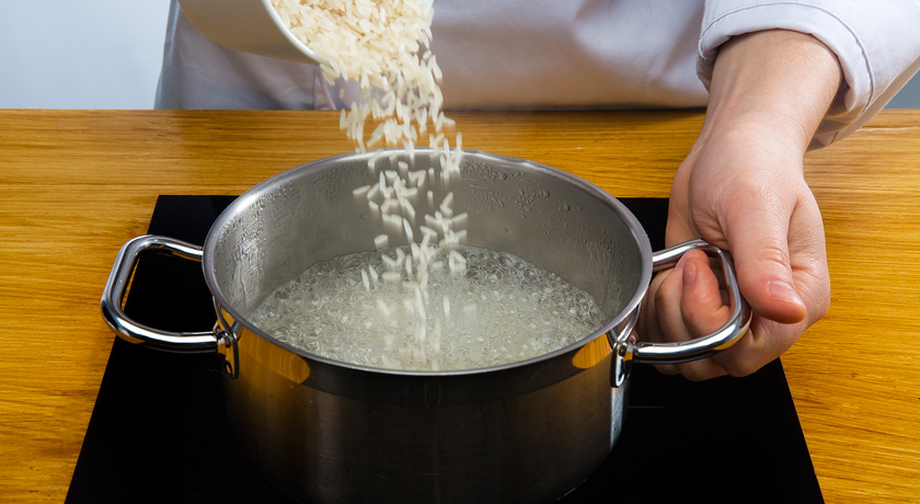 Como cozer arroz: lave-o