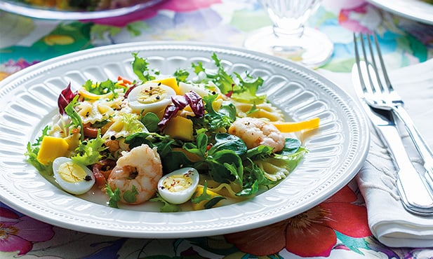 Salada de massa com camarão