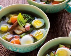 Sopa de legumes salteados com ovos de codorniz