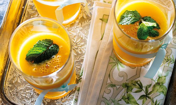 Cocktail de manga e laranja com rum