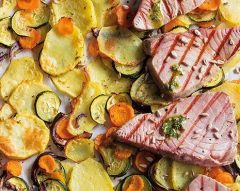 Atum grelhado com legumes no forno