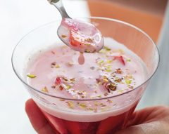 Morangos em gelatina com iogurte