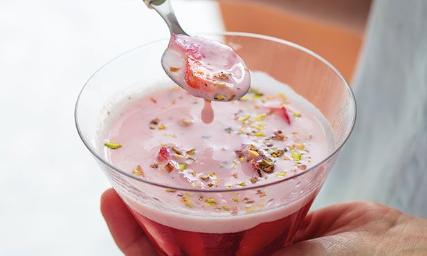 Morangos em gelatina com iogurte