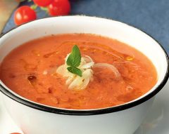 Sopa fria de tomate e manjericão
