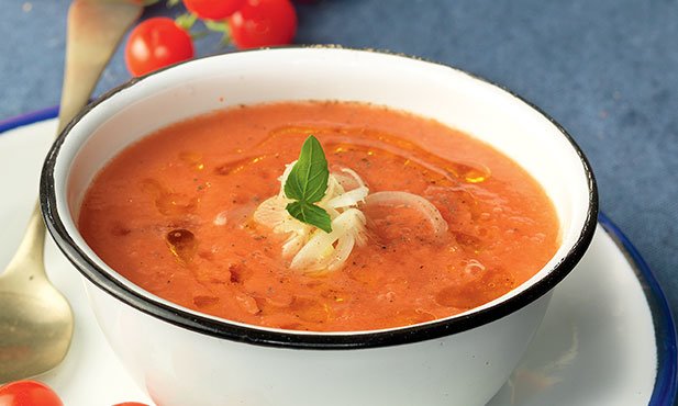 Sopa fria de tomate e manjericão