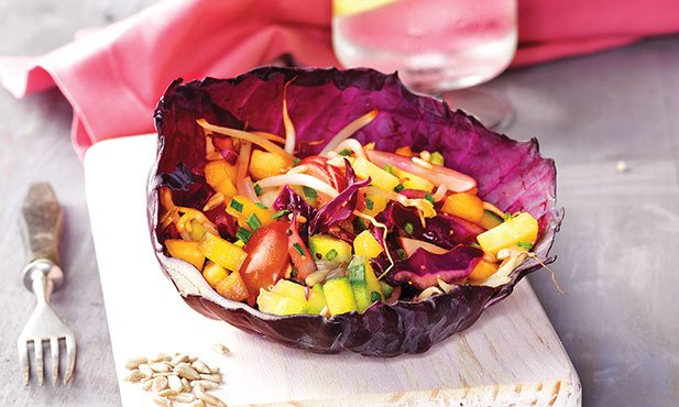 Salada de Verão em taça de couve-roxa