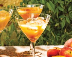 Cocktail de espumante e pêssego