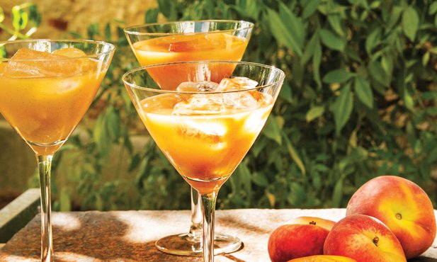 Cocktail de espumante e pêssego