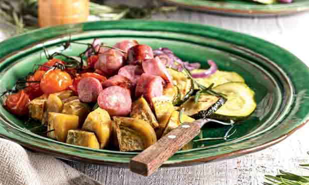 Salsichas no forno com legumes