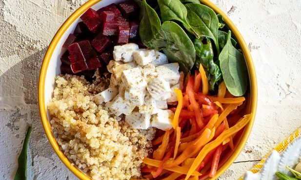 Salada de quinoa, legumes e queijo de cabra