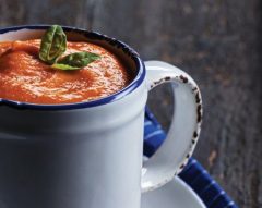 Sopa de tomate com batata-doce