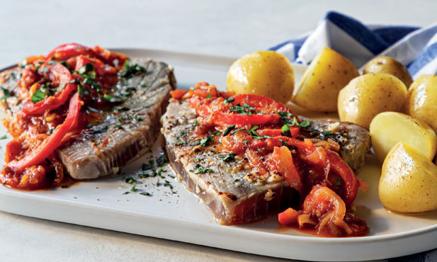 Bifes de atum com tomate e pimentos