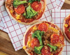 Pizza de pita com atum, milho e brócolos