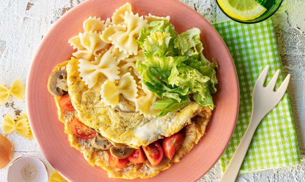 Omelete com cogumelos e tomate