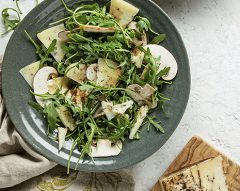 Salada com cogumelos e queijo com trufa