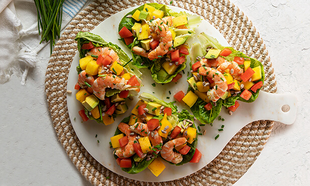 Salada de camarão com manga e abacate