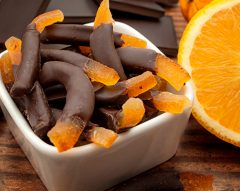 Cascas de laranja cristalizadas com chocolate