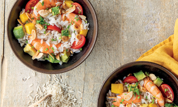 Salada fria de arroz com camarão e abacate