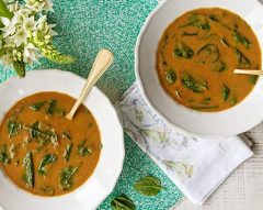 Sopa de lentilhas com abóbora e espinafres