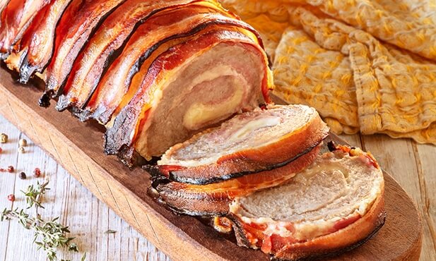 Rolo de carne enrolado com bacon