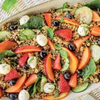 Salada de quinoa com espinafres e morangos