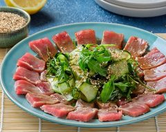 “Carpaccio” de atum com salada de pepino e rúcula
