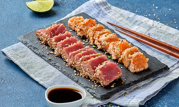 Tataki de atum e salmão braseados