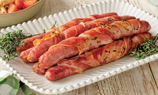 Salsichas frescas no forno com bacon