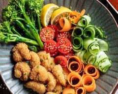 Bowl de legumes e camarões panados