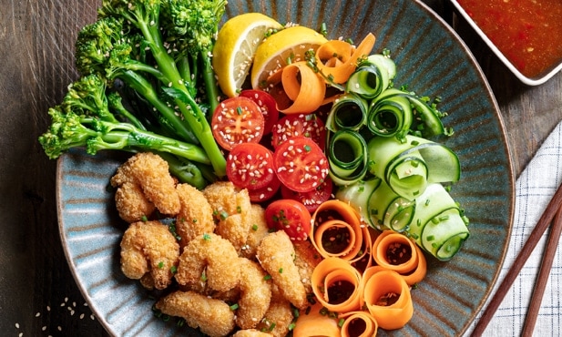 Bowl de legumes e camarões panados