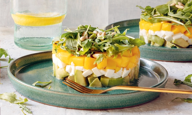Salada de queijo fresco, abacate e manga