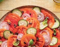 Salada de tomate com cebola roxa e pepino