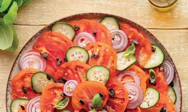 Salada de tomate com cebola roxa e pepino