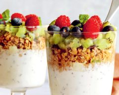 Trifle de iogurte com fruta e granola