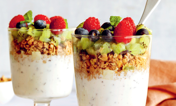 Trifle de iogurte com fruta e granola