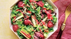 Salada verde com kiwi e vinagrete de framboesa