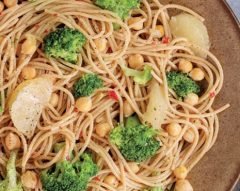 Esparguete integral com grão e brócolos