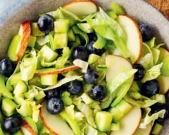 Salada de pepino, maçã e mirtilos